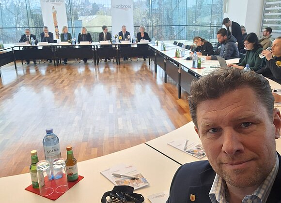 Vizebürgermeister Thomas Neidl bei der Pressekonferenz zur Digi-AHS